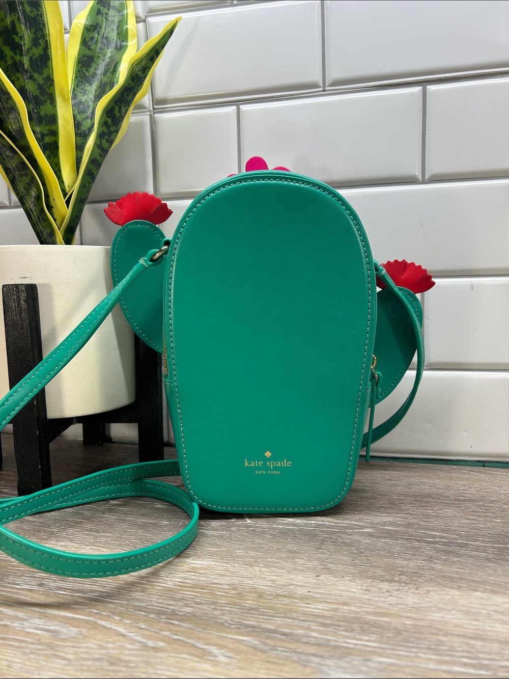 2965 Kate Spade Green Cactus Crossbody Bag with Pink Flower 222965 - Picture 2 of 4